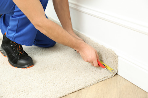 Worker replacing a carpet 
